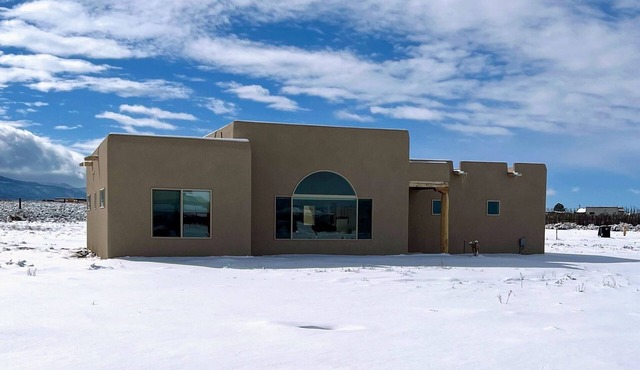 Adobe Style Home with Mountain Views, Pet Friendly!