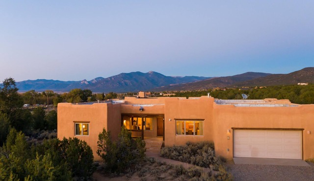 Adobe Villa with 360º Views and entrance to Carson National Forest.