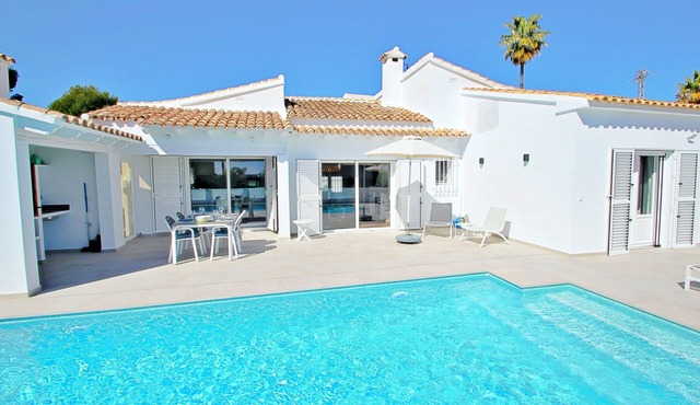 Adora - modern villa with large private pool in Moraira