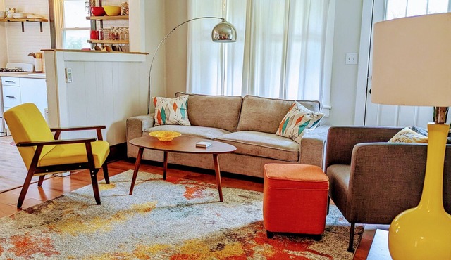 Adorable 1 bd Cottage for a fun couple's getaway, Central location, Dog Friendly