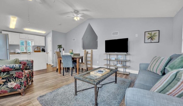 Adorable 1 BDR with Full Kitchen Deck Washer Dryer