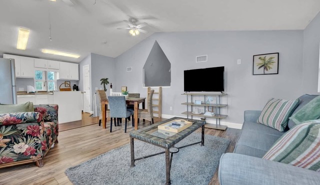 Adorable 1 BDR with Full Kitchen Deck Washer Dryer