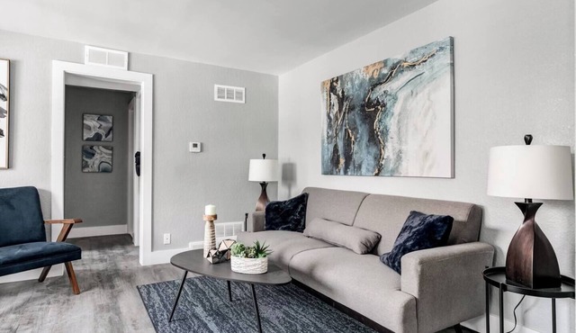 Adorable 1 Bdrm Condo On The Plaza 48