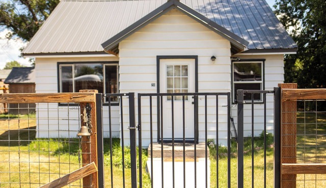 Adorable 1 bed house with AC in charming small-town Custer