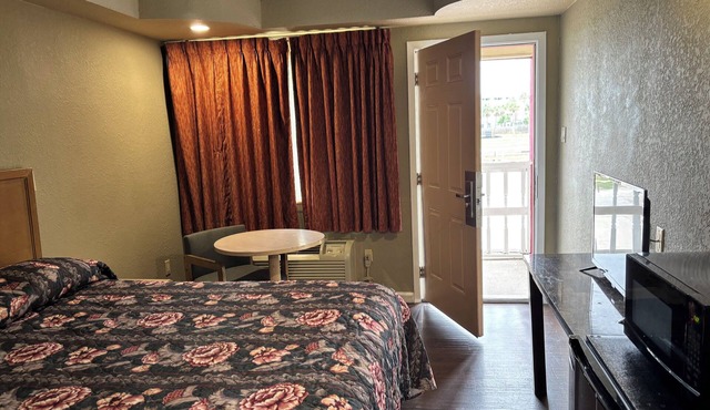 Adorable 1-bedroom lodge with AC in vibrant Corpus Christi in North Beach.