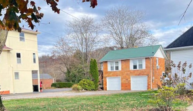 Adorable 1 bedroom guest house with deck. 5 minutes to the Mothman Museum.