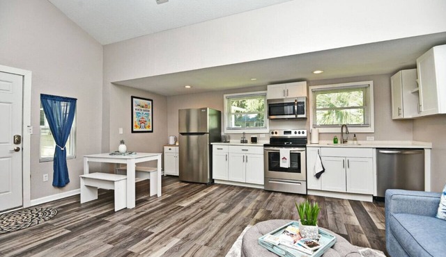 Adorable 1-bedroom right on the bike trail