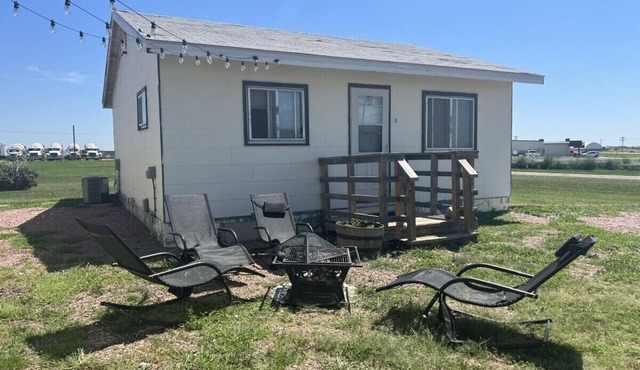Adorable 1 Bedroom Bungalow