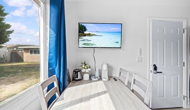 Adorable 1-bedroom bungalow with AC in charming Tustin