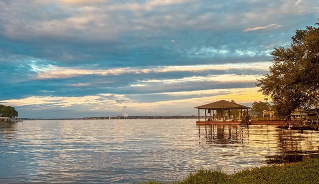 Adorable 1-bedroom condo on a quiet Lake Conroe cove! 31 DAY MINIMUM!
