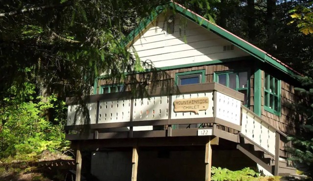Adorable 1-bedroom chalet in awesome Packwood with cozy vibes