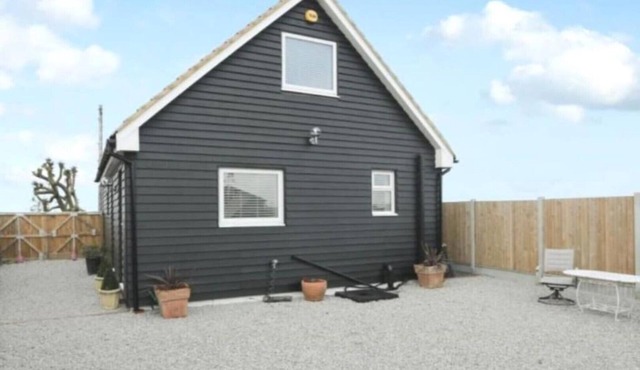 Adorable 1 bedroom Cottage with free parking Sleeps 3 - 5 mins drive from beach!