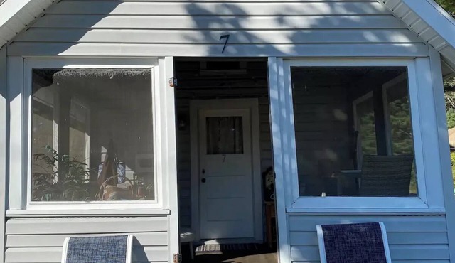 Adorable 1 bedroom guest cabin