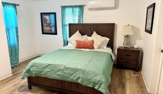 Adorable 1-bedroom house with AC near Fairgrounds and Downtown