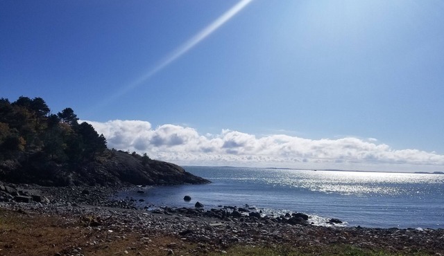 Adorable 1-bedroom house with Ocean Views on a Peninsula Northeast of Boston