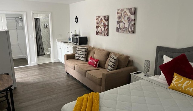 Adorable 1 bedroom place with Patio