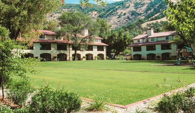 Adorable 1-bedroom resort by the lake near wineries with AC for Christmas week.