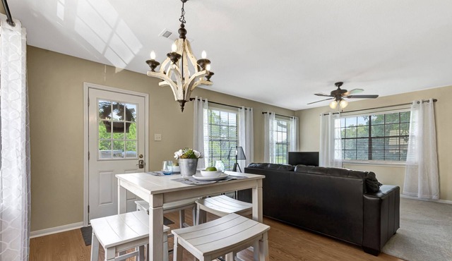 Adorable 1-bedroom private guesthouse with pool and spa