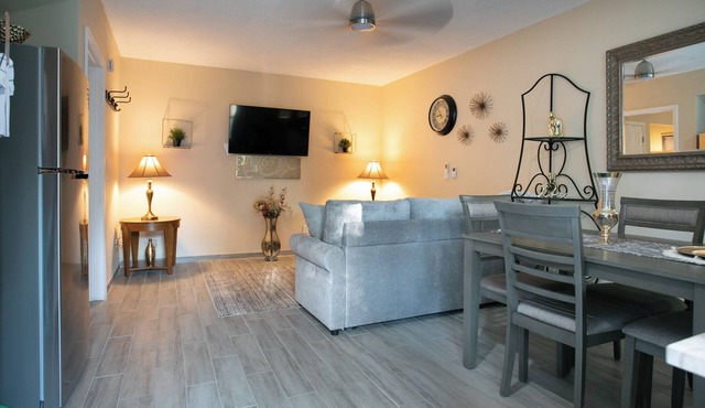 Adorable 1-bedroom apartment within 5 minute walk to UF Healthand Proton