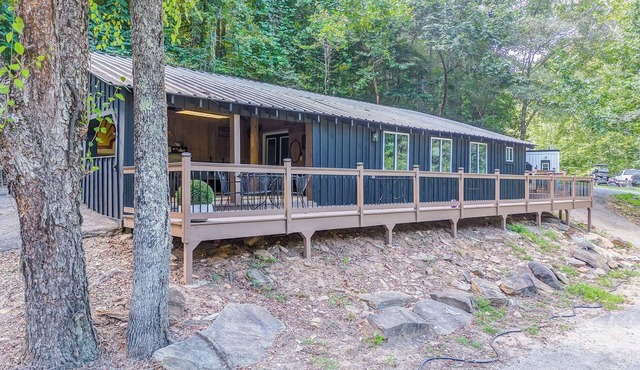 Adorable 1-bedroom creek front cabin in Talking Rock.