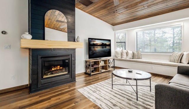 Adorable 1 BR Guest Suite w/Fireplace & Patio