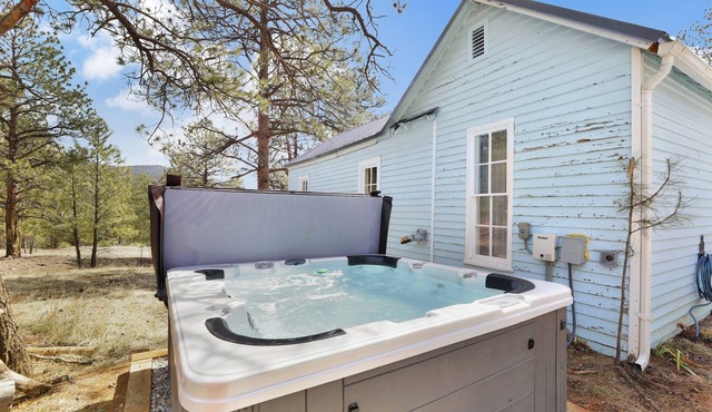 Adorable 1898 Cottage with Hot Tub | Dog Friendly