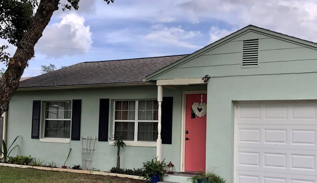 Adorable 1950's Cottage Central to Everything