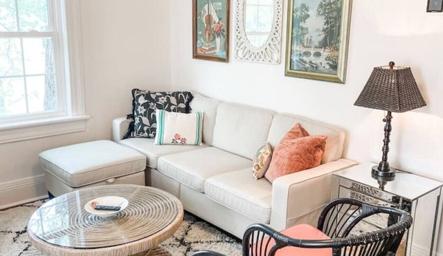 Adorable 1BR Apt. w/KING bed 1 m. to square!