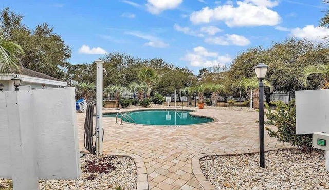 Adorable 1BR condo with pool view at Magnolia