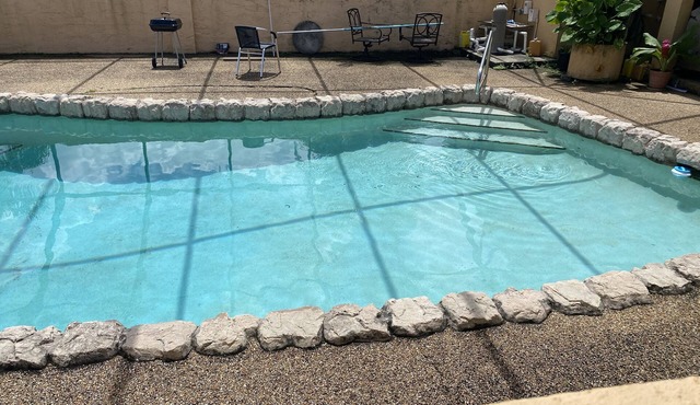 Adorable 2/1 with pool in Coral Springs