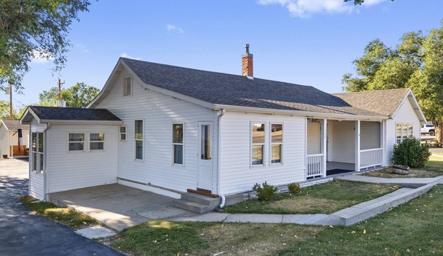 Adorable 2 bed, 2 bath, historical home in Moorcroft, Wyoming!