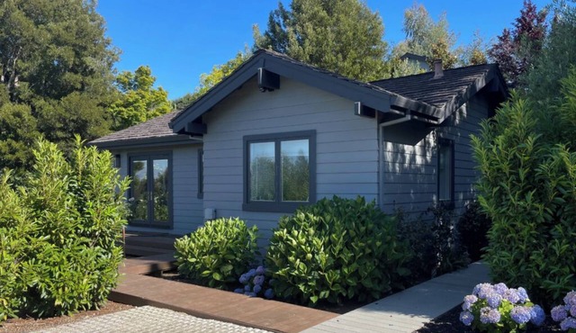 Adorable 2-bedroom bungalow with a gorgeous view in Los Altos Hills
