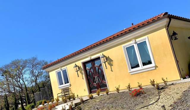 Adorable 2 Bedroom Guest House, 12 minutes from beach, 7 minutes from shopping
