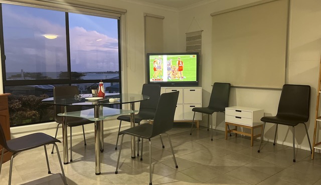 Adorable 2 Bedroom Cabin in Holiday Park