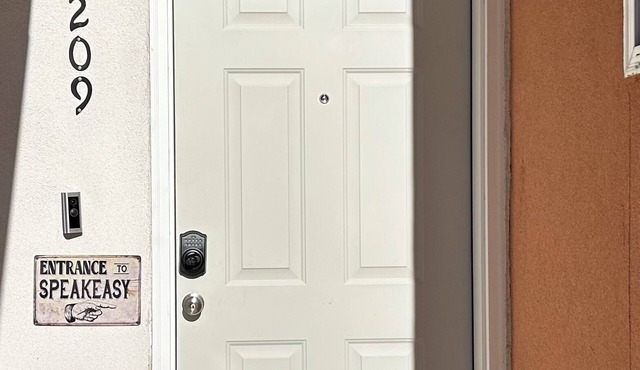 Adorable 2-bedroom condo walking distance to the Lucky Eagle Casino