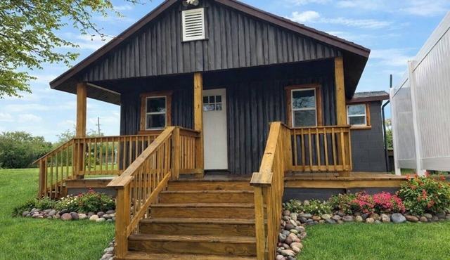 Adorable 2-bedroom cabin with AC in charming Cheboygan