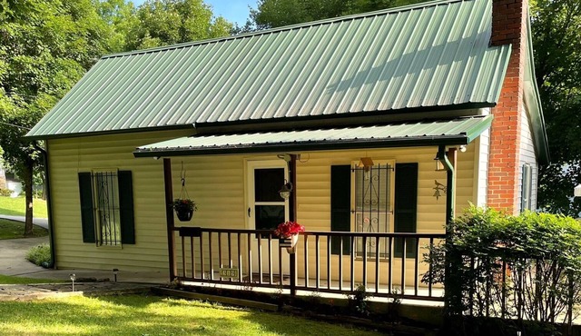Adorable 2 Bedroom Cottage 3 blocks from downtown square