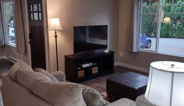 Adorable 2 bedroom duplex/home 2 blocks from lake. Close to everything in the NW