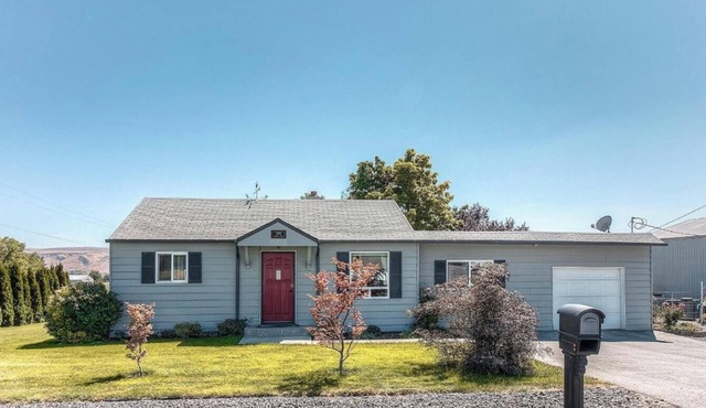 Adorable 2-bedroom farmhouse with AC in peaceful Selah
