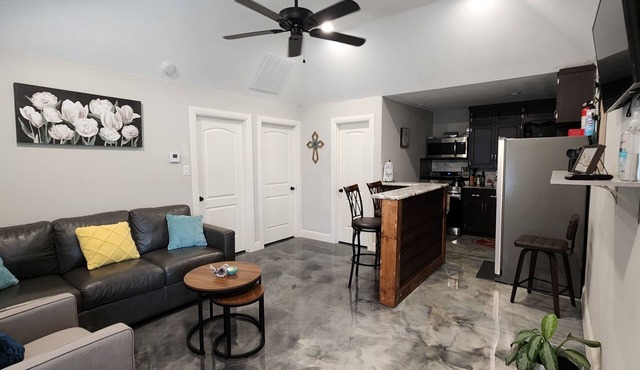 Adorable 2-bedroom guesthouse with free parking