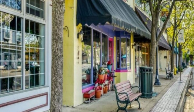 Adorable 2-bedroom home near downtown Grayslake!