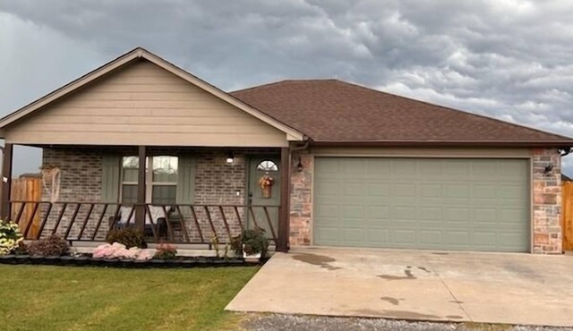 Adorable 2-bedroom house with AC in charming Pryor