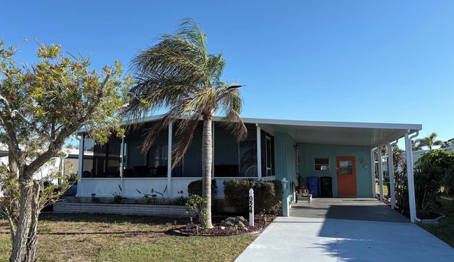 Adorable 2-bedroom manufactured home with amenities in beautiful Venice, Florida