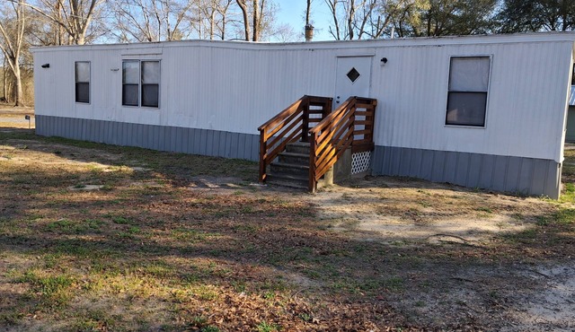 Adorable 2-bedroom, sleep sofa in living room mobile home with AC in Oglethorpe