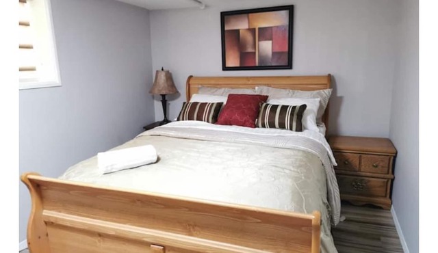 Adorable 2-Bedroom Suite, Free Parking, 5mins to downtown, 20mins to Airport.