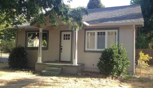 Adorable 2 bedroom 1 bath Craftsman Cottage in Downtown Grants Pass