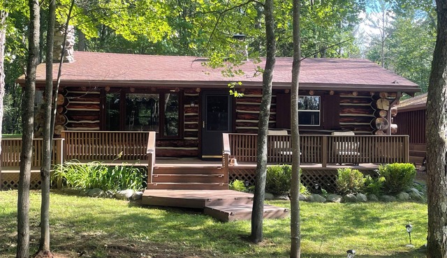 Adorable 2-bedroom log cabin in Land O' Lakes