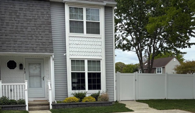 Adorable 2-bedroom townhome in Somers Point - 10 min to OCNJ! Dog friendly
