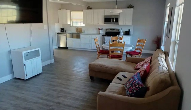 Adorable 2-bedroom guesthouse with pationn