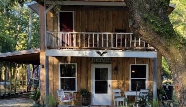 Adorable 2 story lake front setting.